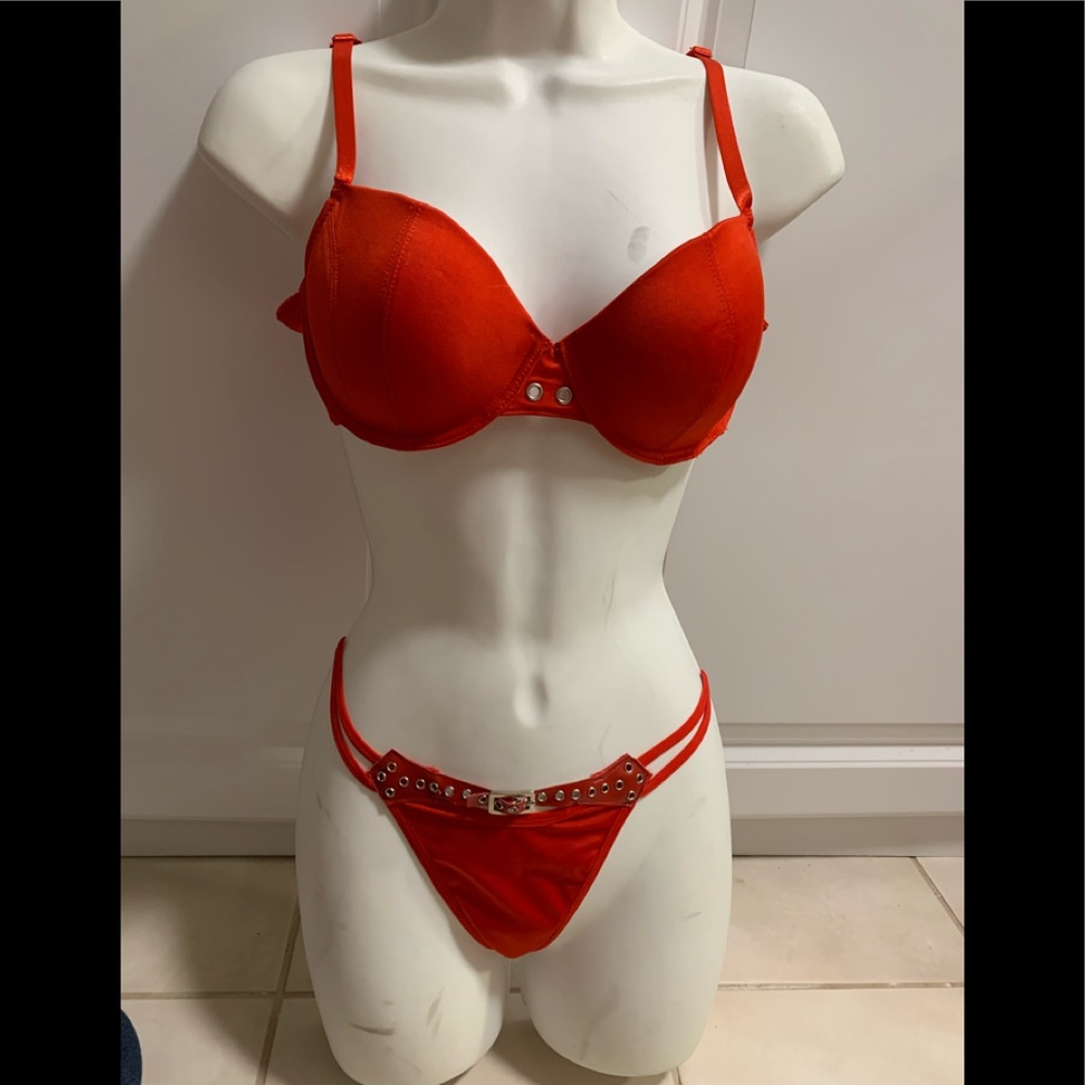 Bra and matching thong set, Red, bra 36B, Super sexy, Great for Exotic Dancer